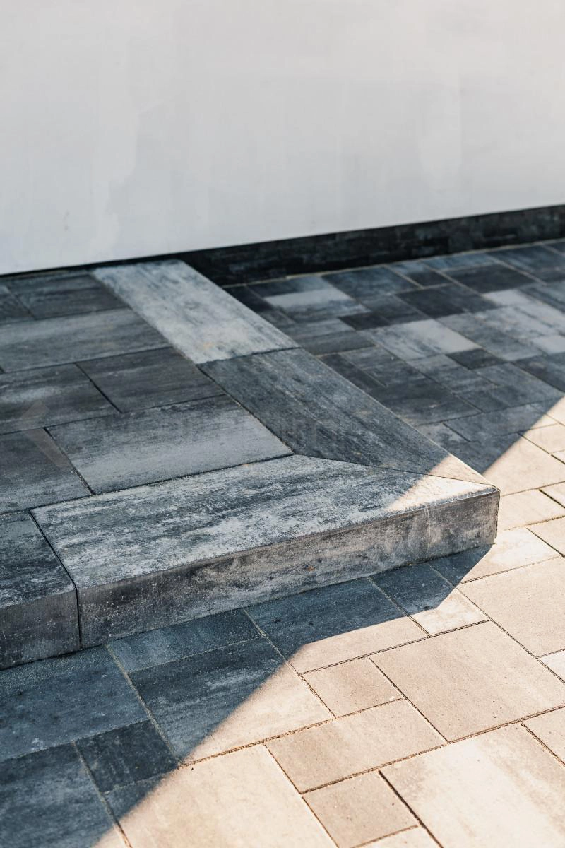 Taras i podjazd zaprojektowane z kostki brukowej marki Bruk-Bet Visio
